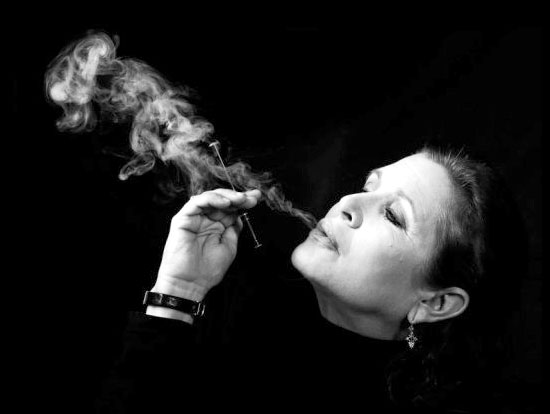 femme fumant une cigarette électronique