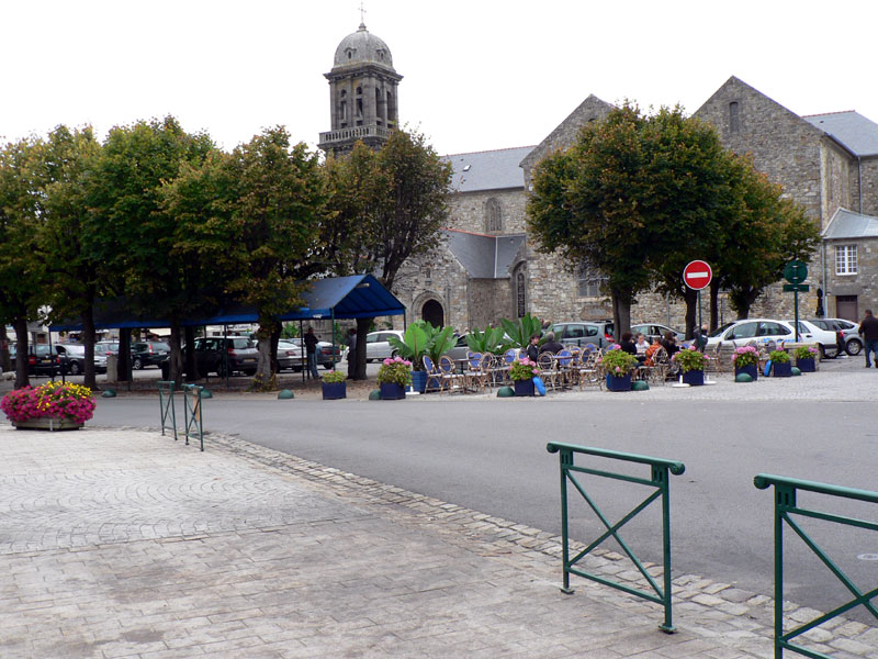 La place de l'église à Crozon