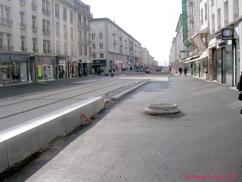 Les magasins de la rue de Siam et la ligne de Tram