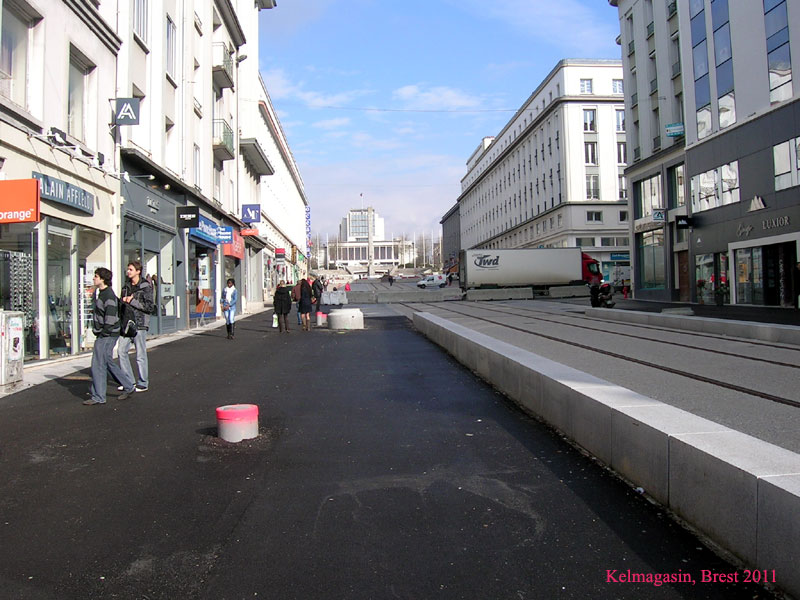 les magasins de la rue de Siam et la ligne de Tram